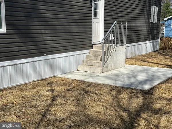 a view of backyard of the house