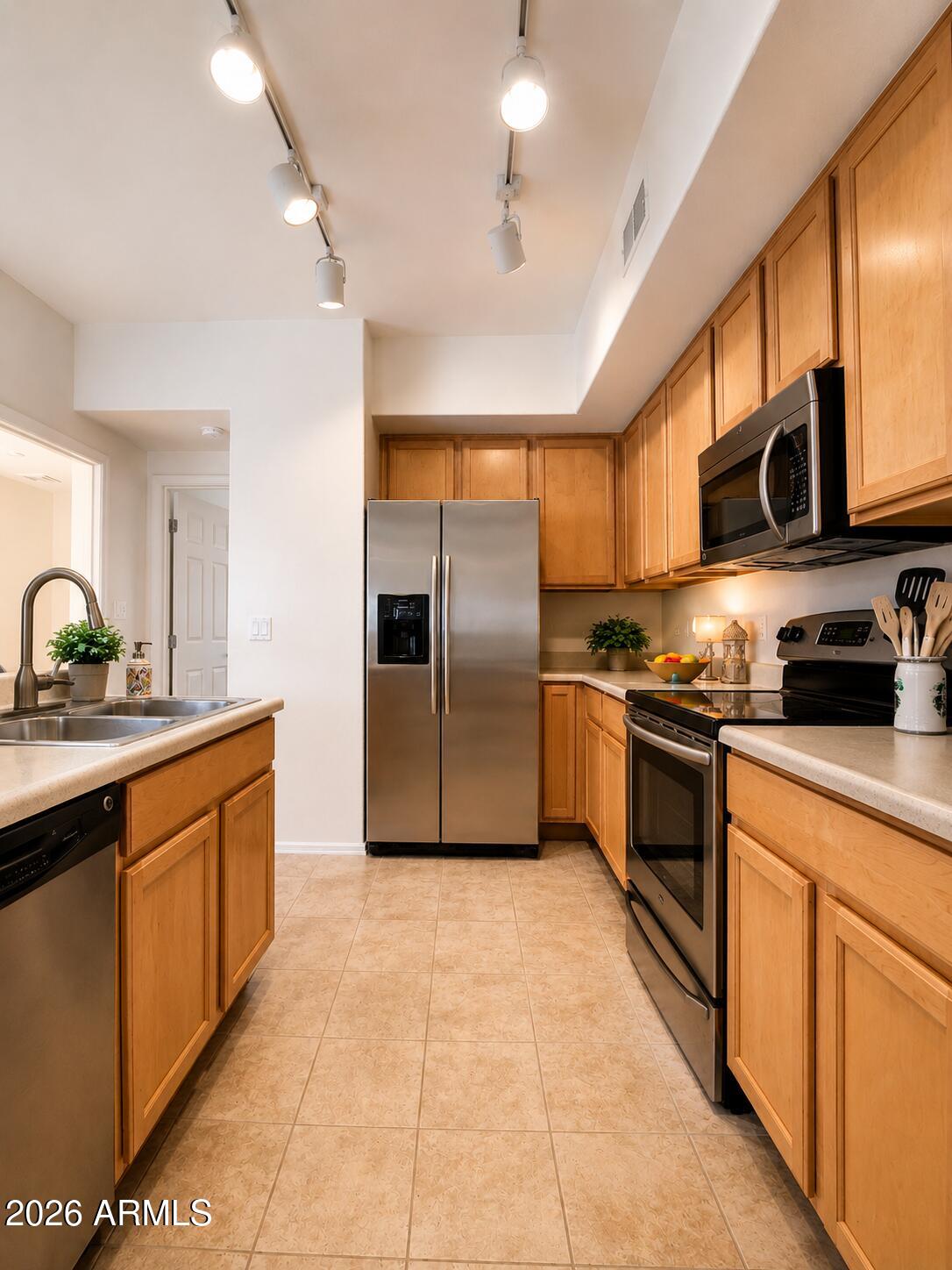 2150 West Alameda Road, Unit 1020 Phoenix, AZ 85085 - Photo 20 of 35 a kitchen with stainless steel appliances granite countertop a sink a stove and a refrigerator