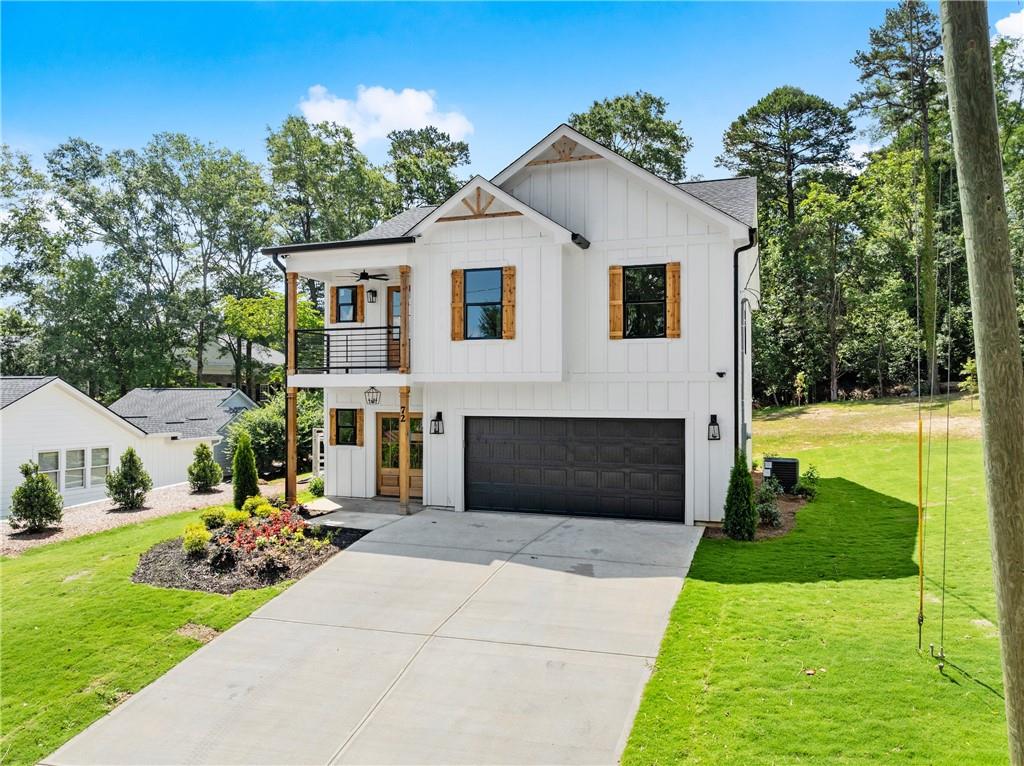 172 Llewellyn Street Clarkesville, GA 30523 - Photo 6 of 49 front view of a house with a yard