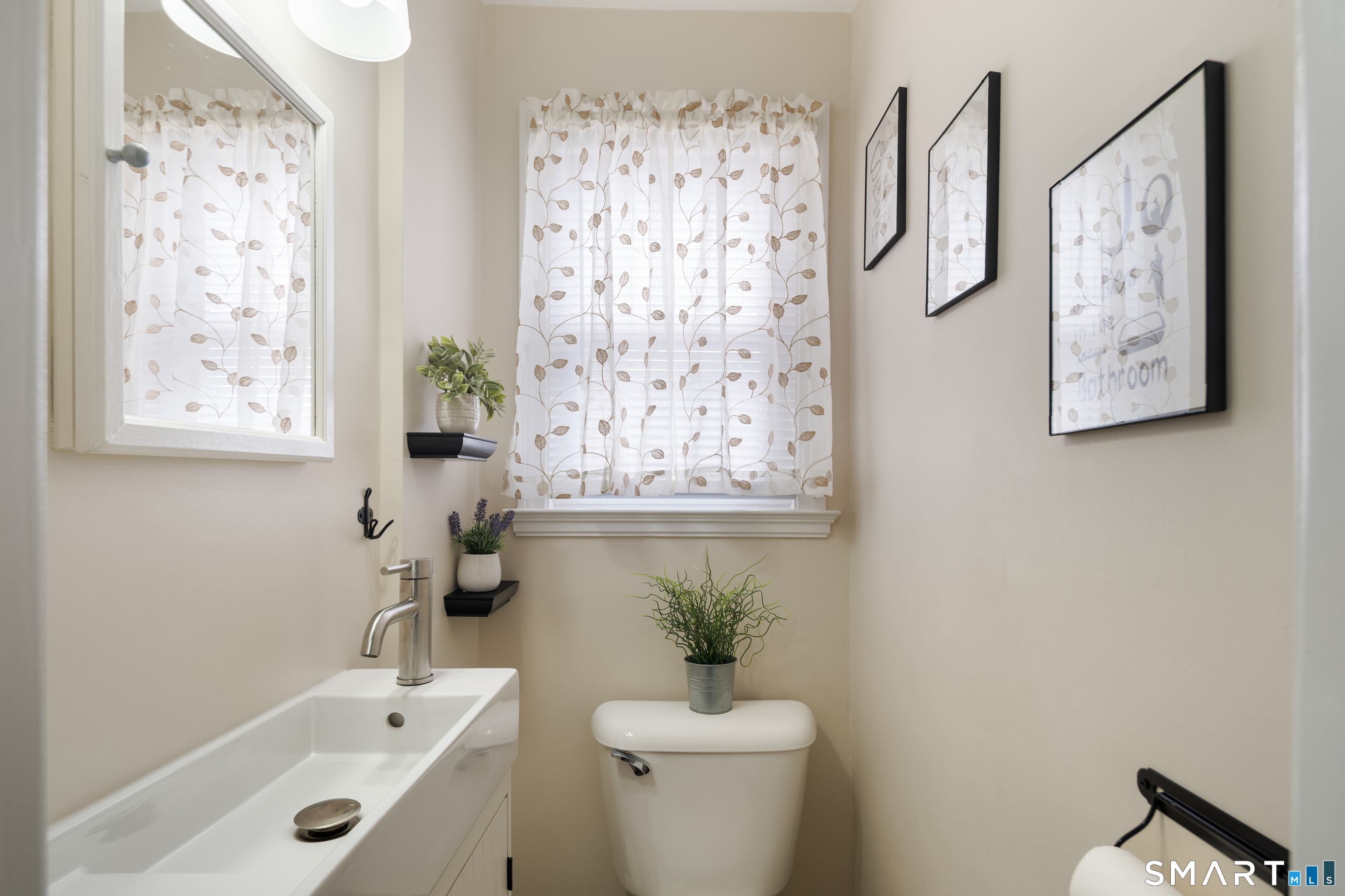 135 Laurel Place Bridgeport, CT 06604 - Photo 19 of 35 a bathroom with a toilet a sink and a bathtub