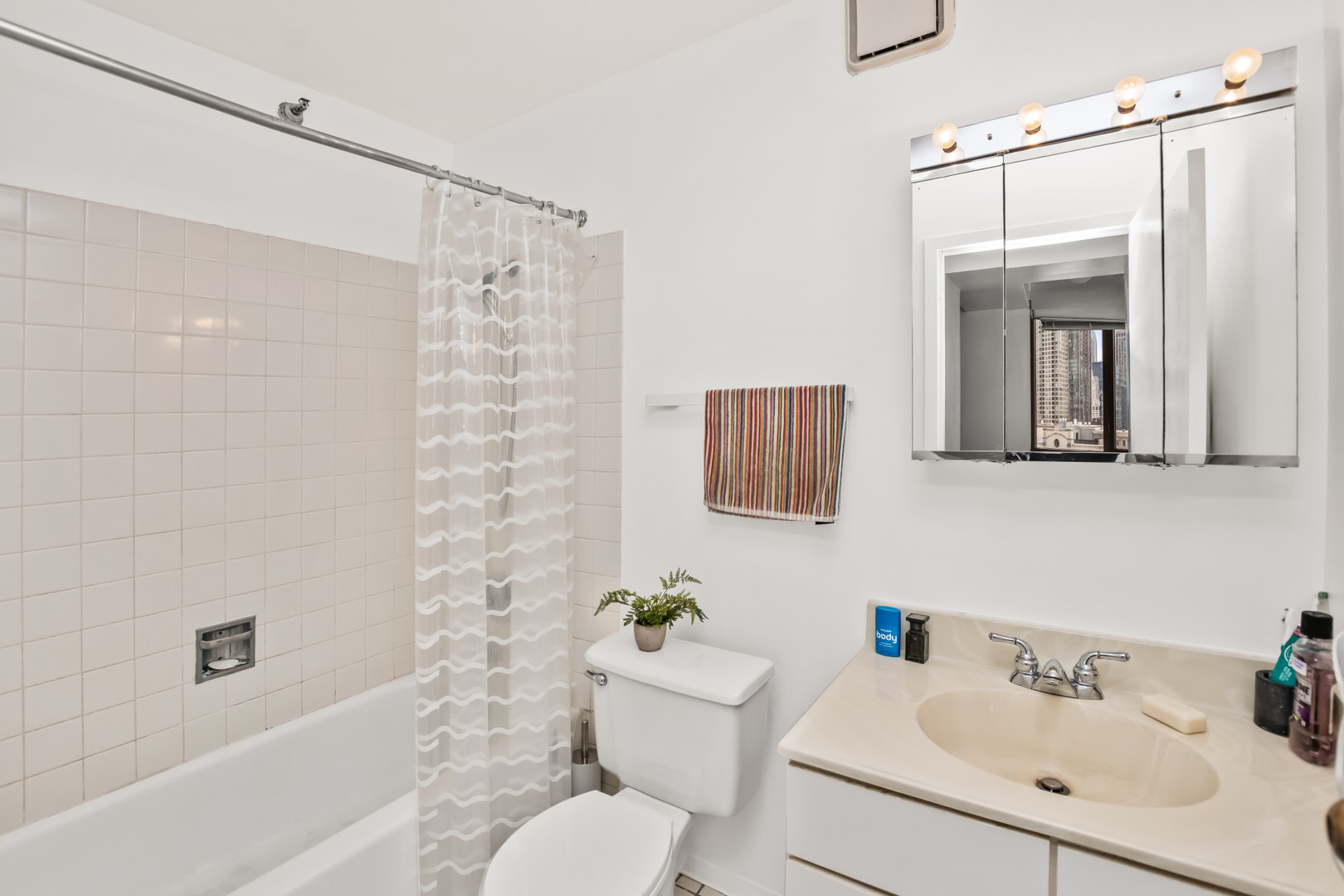 33 West Delaware Place, Unit 22J Chicago, IL 60610 - Photo 9 of 15