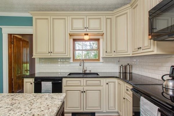 526 Mammoth Road Londonderry, NH 03053 - Photo 7 of 40