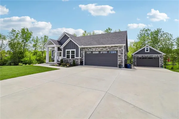 $639,900 | 546 North Oakwood Lane, Tonganoxie, KS 66086