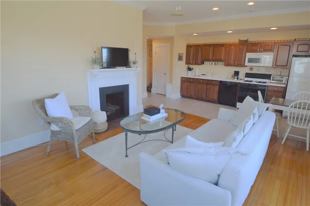 $2,300 | 398 Wolcott Avenue, Unit 4, Middletown, RI 02842