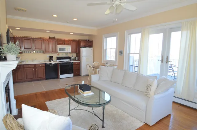 $2,300 | 398 Wolcott Avenue, Unit 4, Middletown, RI 02842