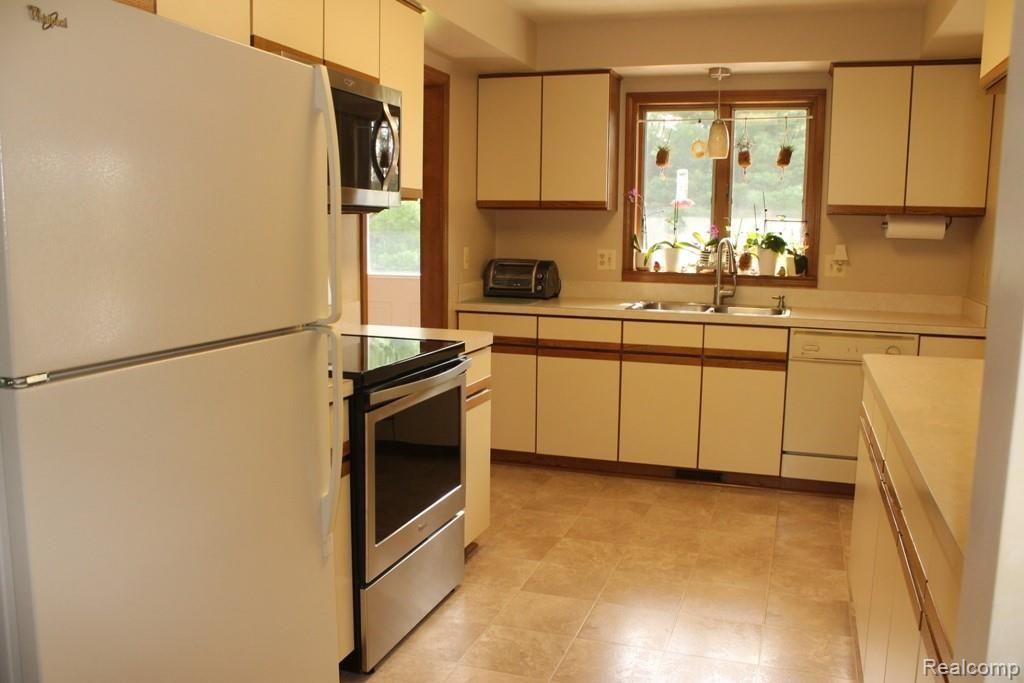 9330 Hartland Road Fenton, MI 48430 - Photo 6 of 43 IMG_5030.JPG