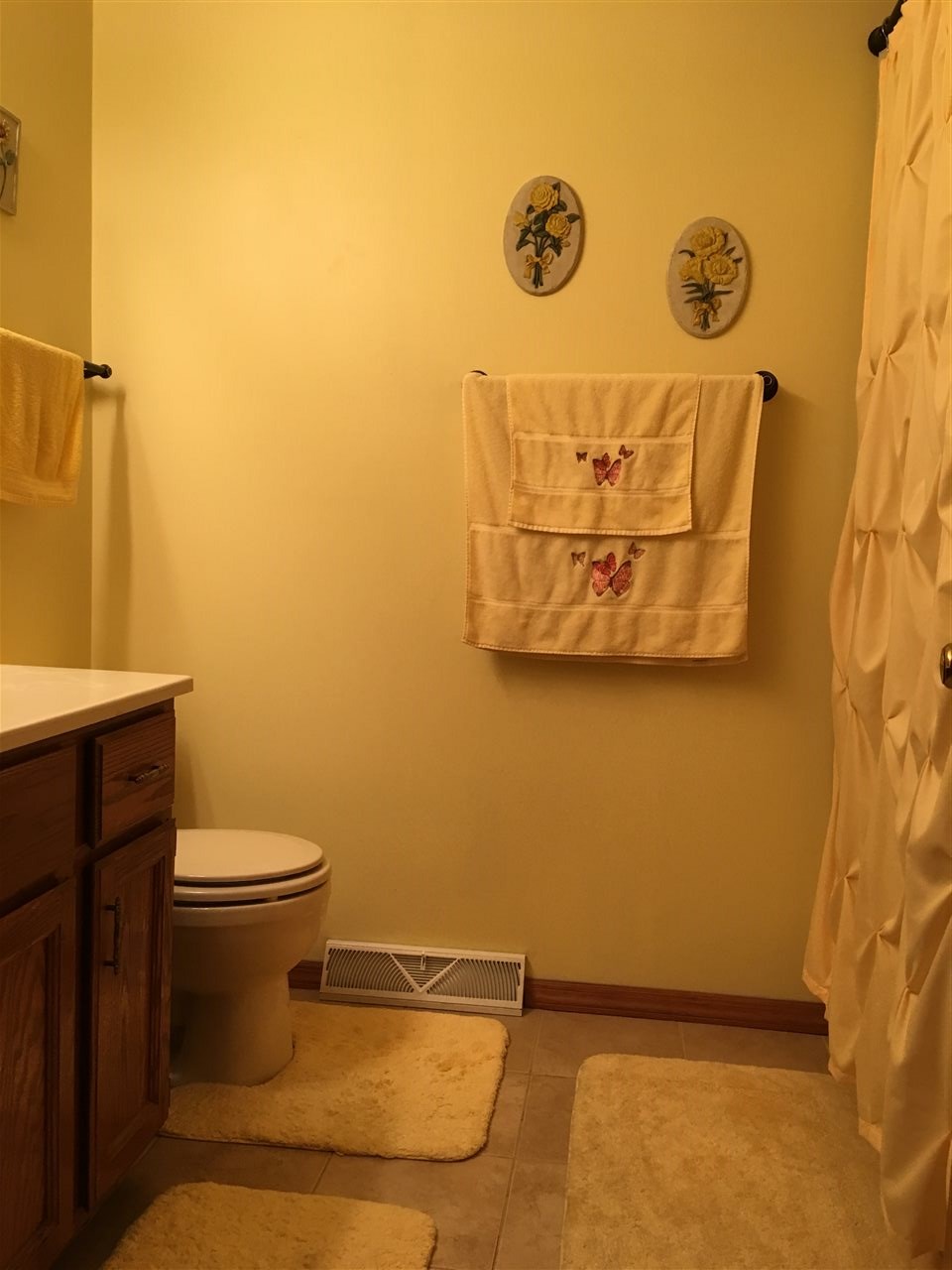 3289 North Trainer Road Rockford, IL 61114 - Photo 14 of 19 a bathroom with a toilet and a shower curtain