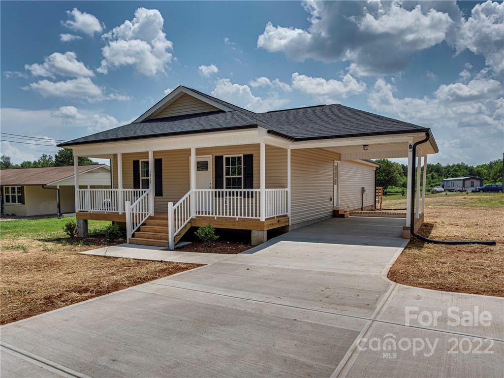 a view of a house with backyard