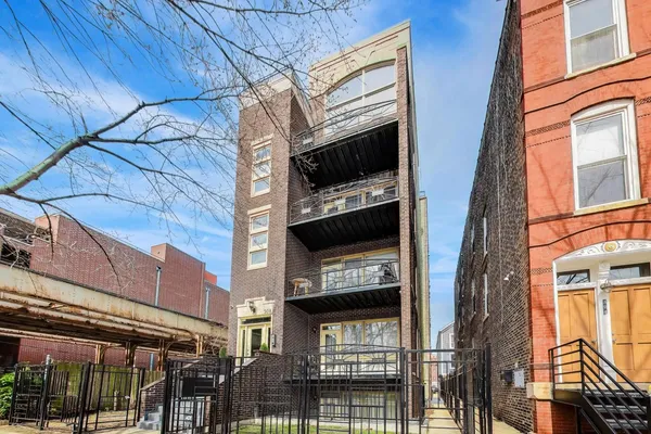 $585,000 | 308 West Evergreen Avenue, Unit 2, Chicago, IL 60610
