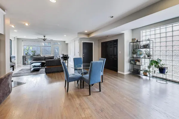 $585,000 | 308 West Evergreen Avenue, Unit 2, Chicago, IL 60610