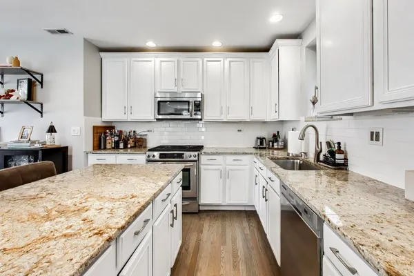 $585,000 | 308 West Evergreen Avenue, Unit 2, Chicago, IL 60610