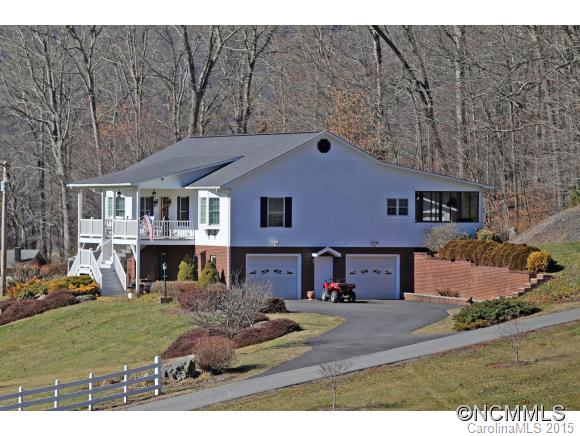 39 Hunters Trace Clyde, NC 28721 - Photo 1 of 18 a front view of a house with a yard