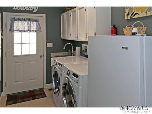 39 Hunters Trace Clyde, NC 28721 - Photo 16 of 18 a kitchen with a sink and a stove