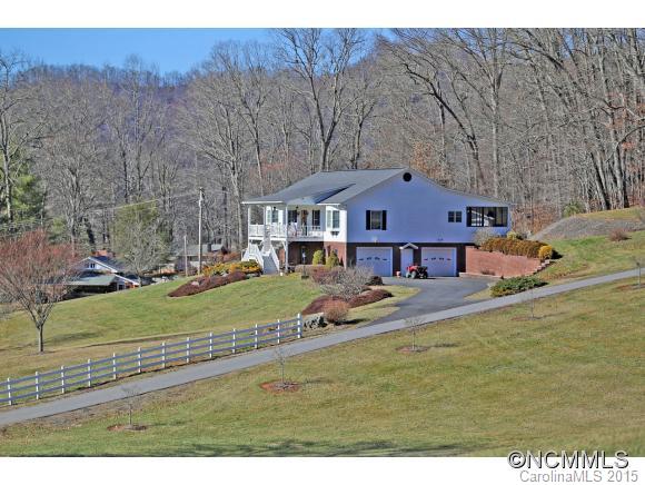 39 Hunters Trace Clyde, NC 28721 - Photo 3 of 18 a front view of a house with a yard