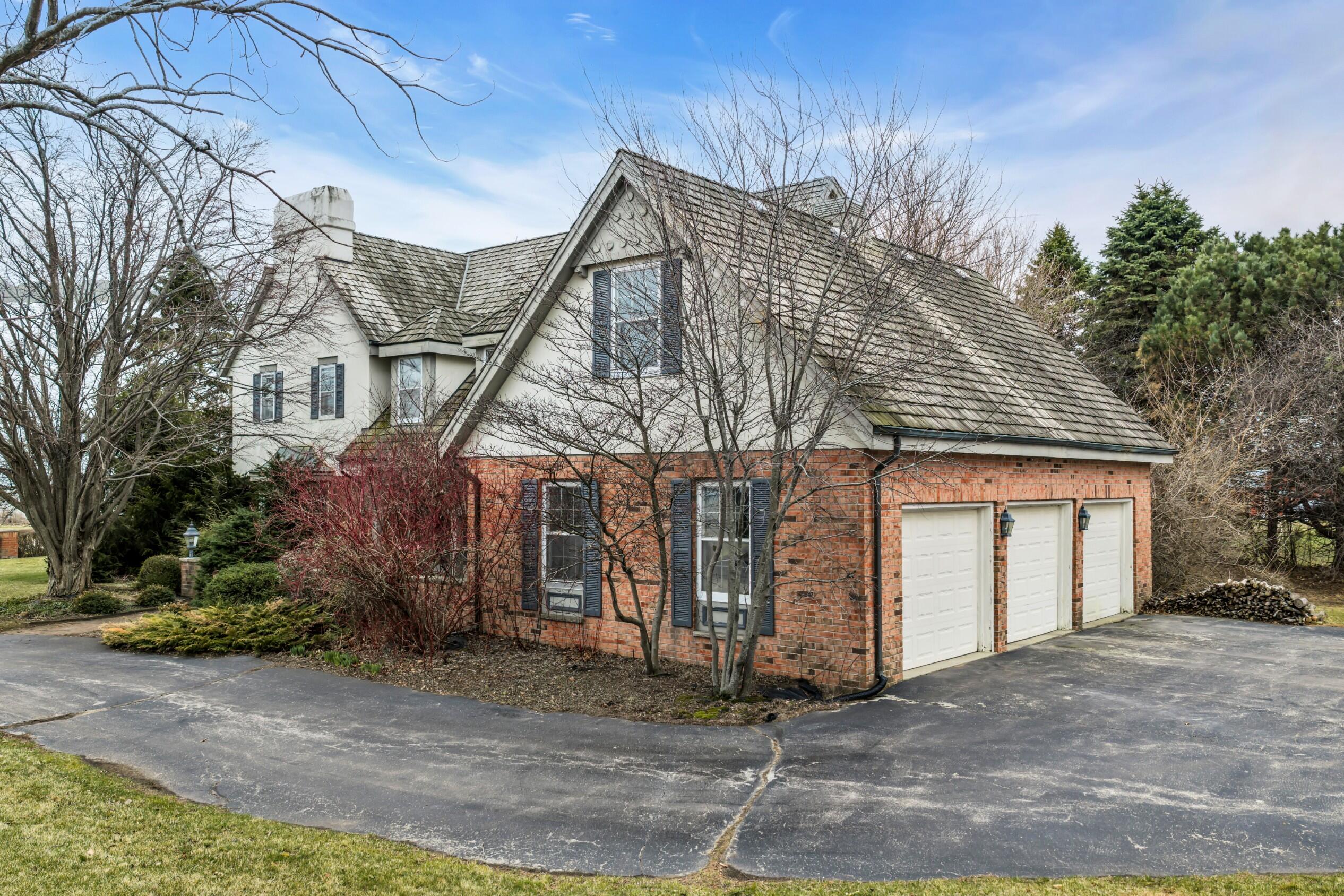 101 Lamplighter Lane Wind Point, WI 53402 - Photo 4 of 51 Large circle driveway