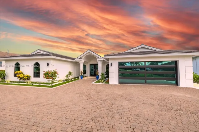 a view of a yard in front of a house