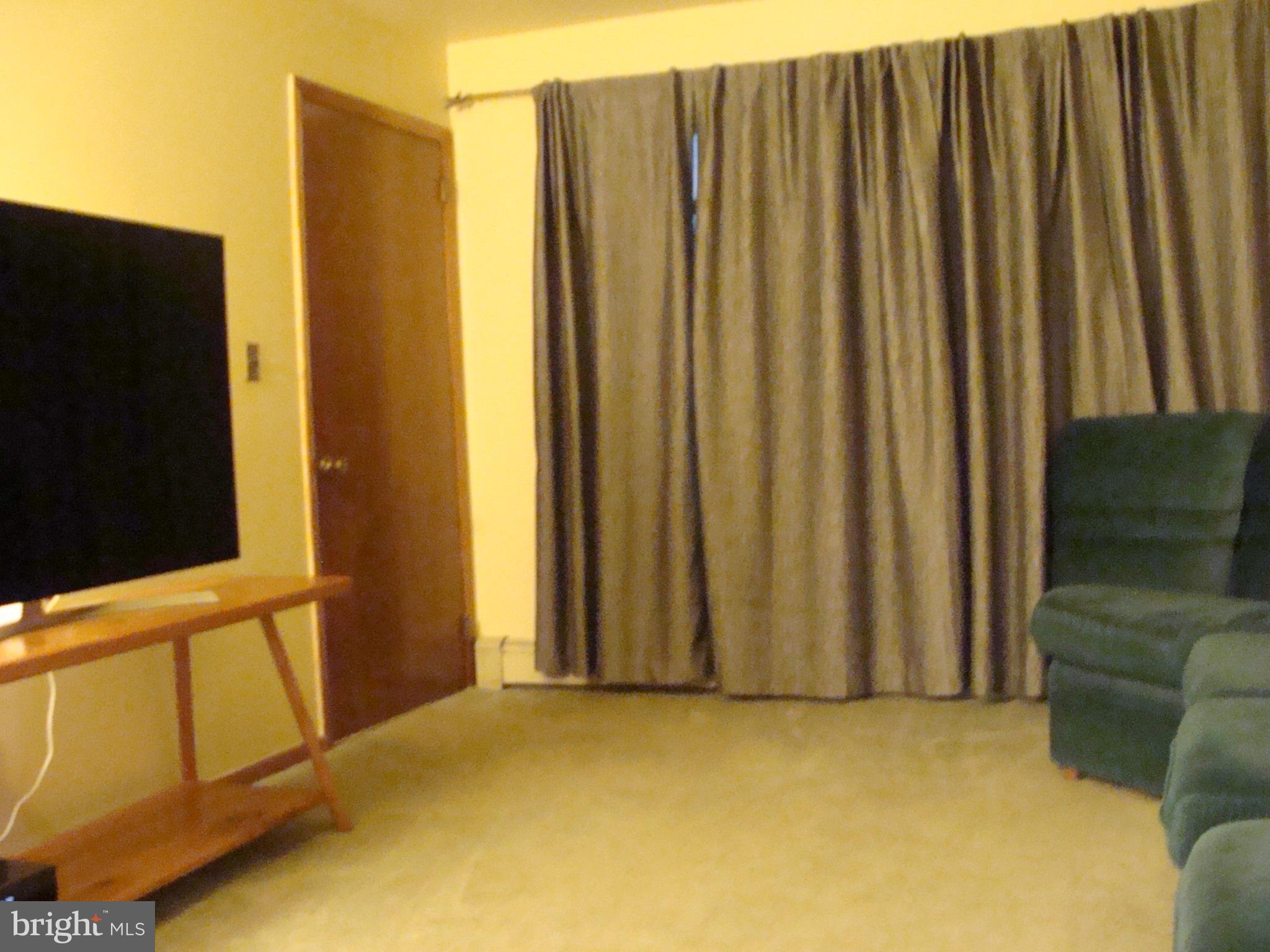 585 Klockner Road Hamilton, NJ 08619 - Photo 5 of 33 Livingroom