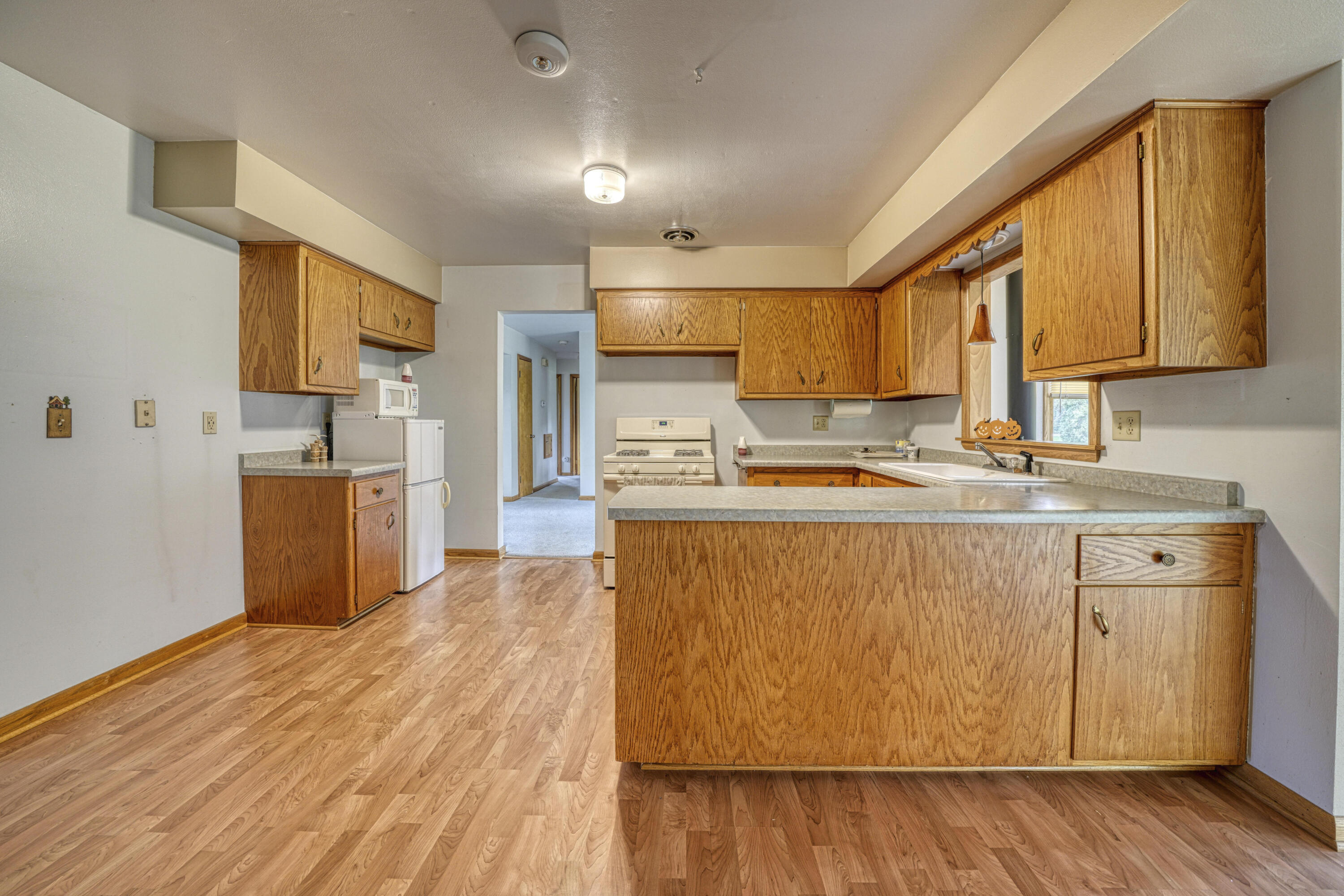 W139N6995 Bay Ridge Lane Menomonee Falls, WI 53051 - Photo 12 of 28 Kitchen