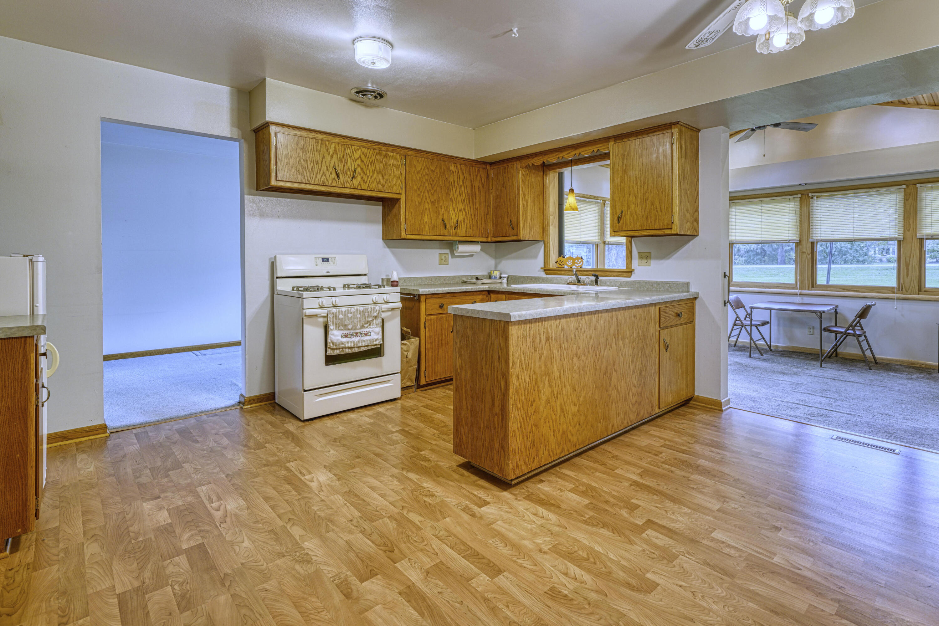 W139N6995 Bay Ridge Lane Menomonee Falls, WI 53051 - Photo 13 of 28 Kitchen