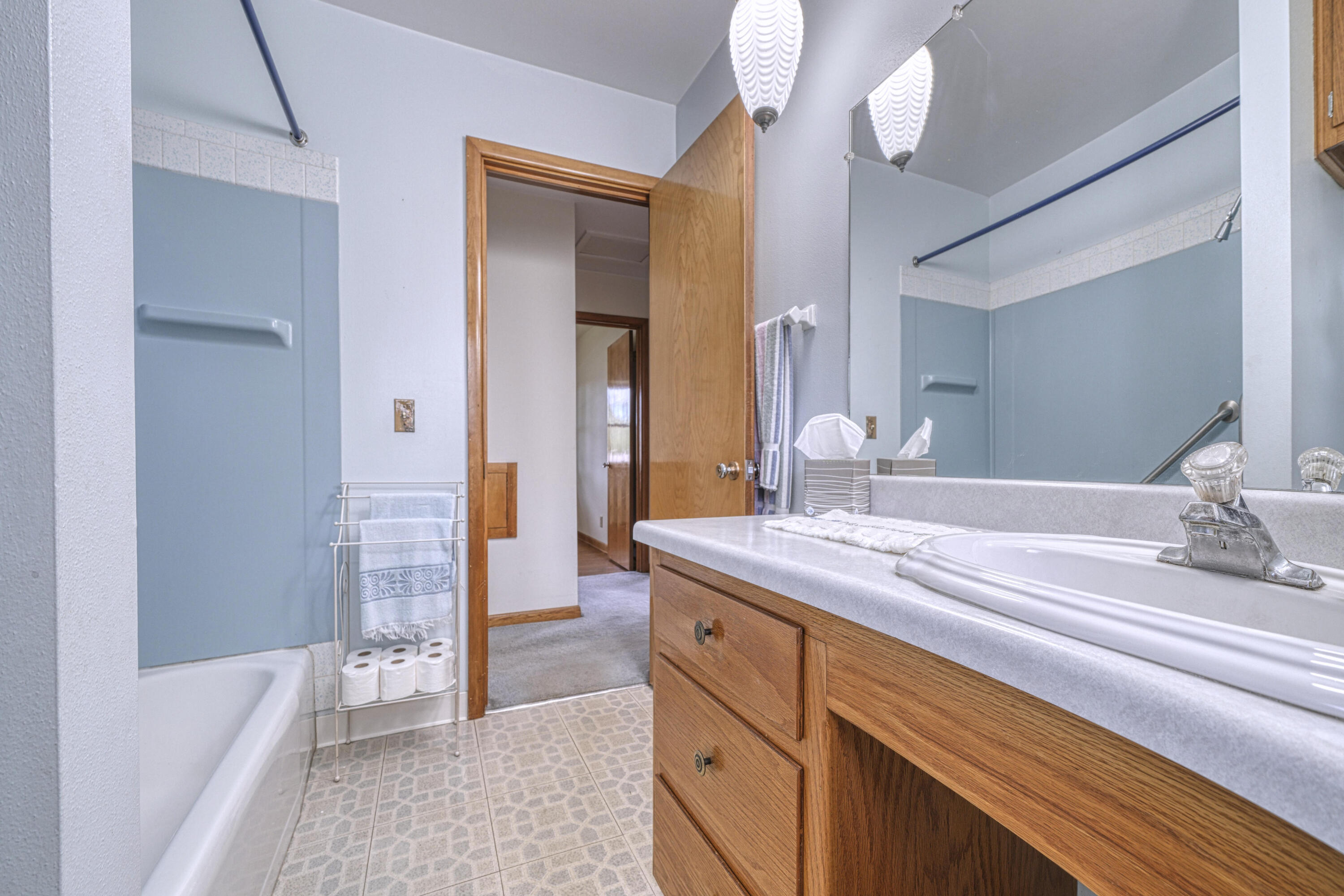 W139N6995 Bay Ridge Lane Menomonee Falls, WI 53051 - Photo 23 of 28 Full Bath