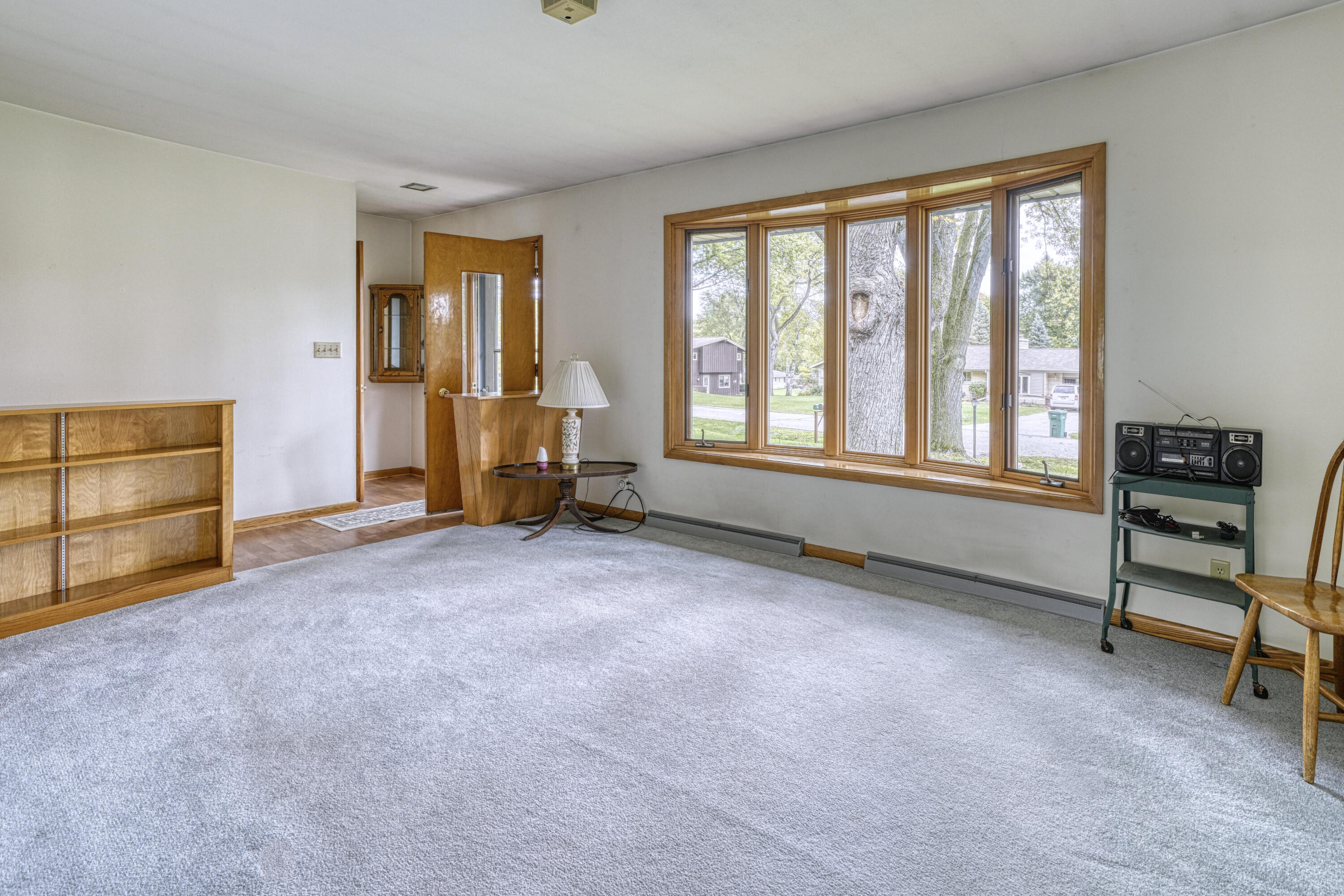 W139N6995 Bay Ridge Lane Menomonee Falls, WI 53051 - Photo 7 of 28 Living Room