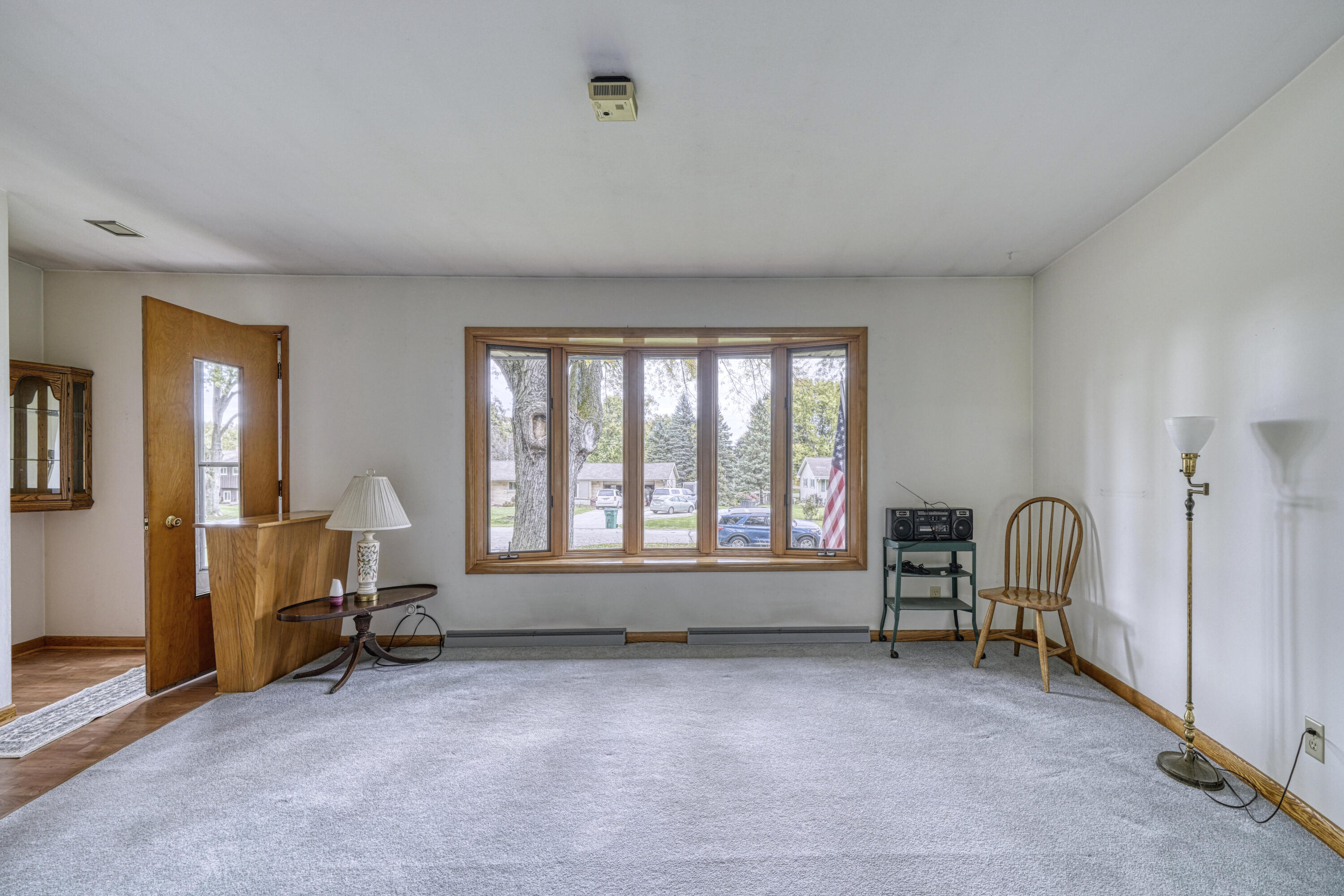 W139N6995 Bay Ridge Lane Menomonee Falls, WI 53051 - Photo 8 of 28 Living Room