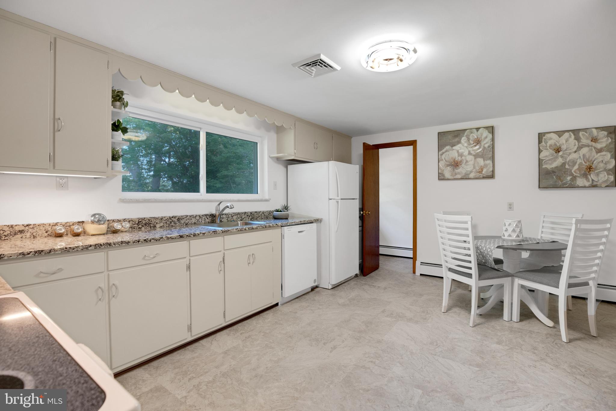 45382 Sypher Road California, MD 20619 - Photo 12 of 58 Kitchen with breakfast nook