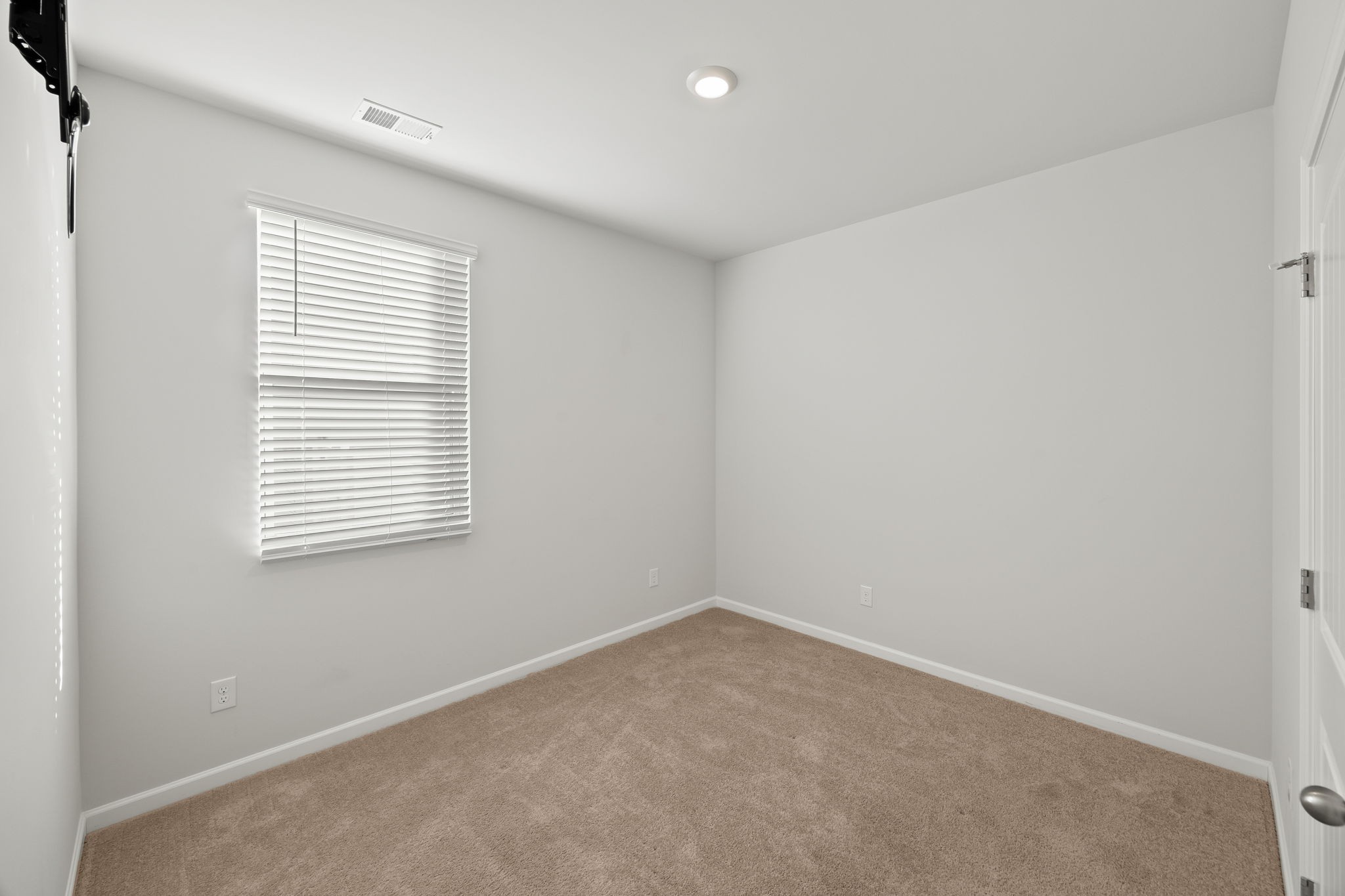 312 Oliver Way Baxter, TN 38544 - Photo 15 of 33 an empty room with a window