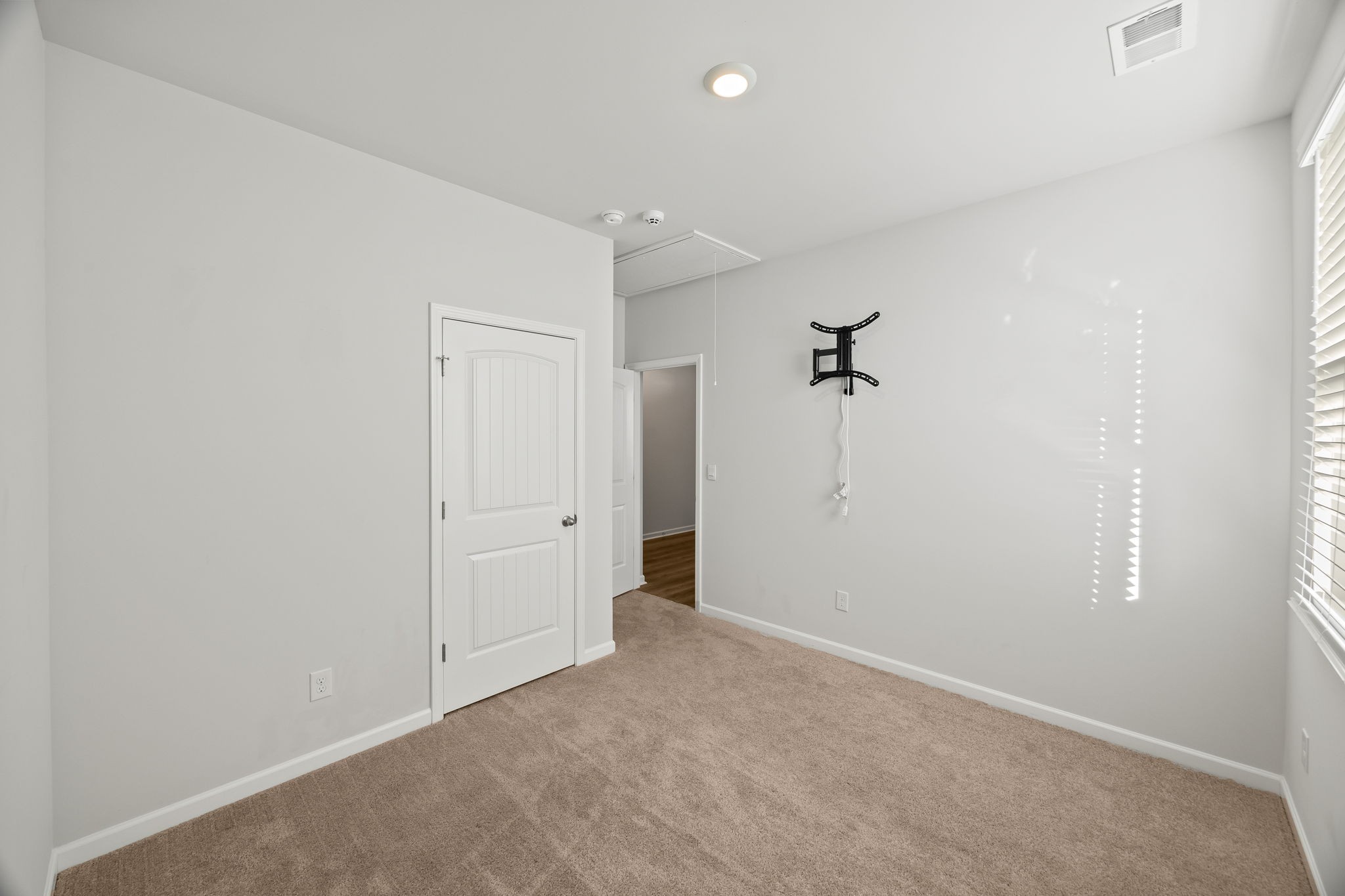 312 Oliver Way Baxter, TN 38544 - Photo 16 of 33 an empty room with an entryway and fan