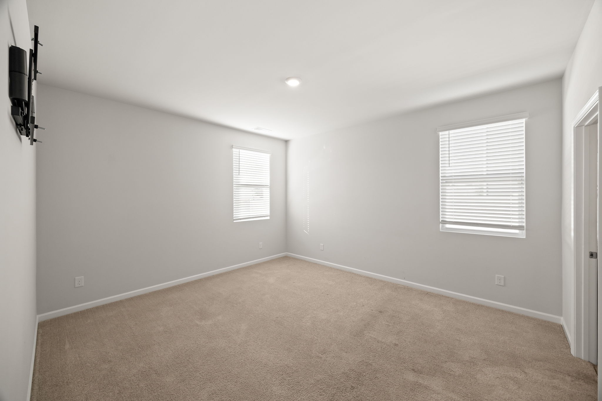 312 Oliver Way Baxter, TN 38544 - Photo 10 of 33 an empty room with windows