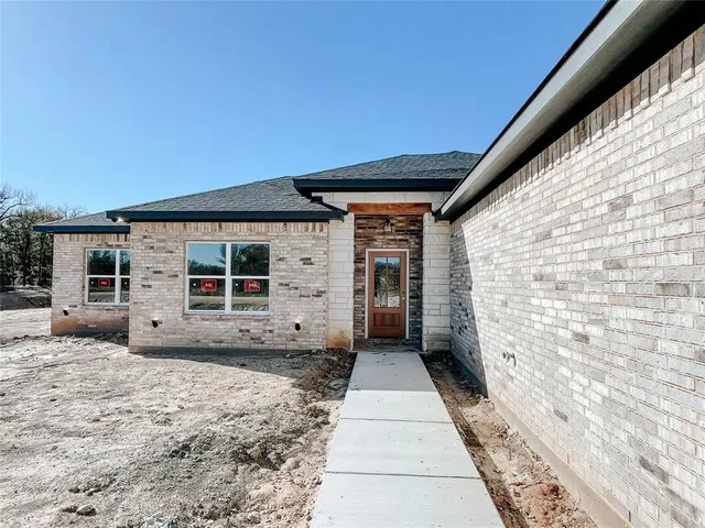 a view of a house with backyard