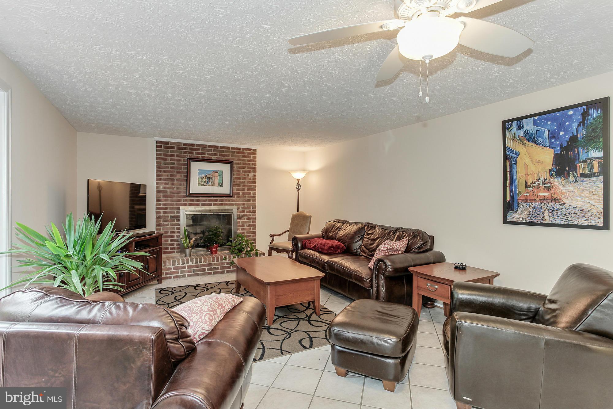 7825 Roundabout Way Springfield, VA 22153 - Photo 4 of 30 Living Room