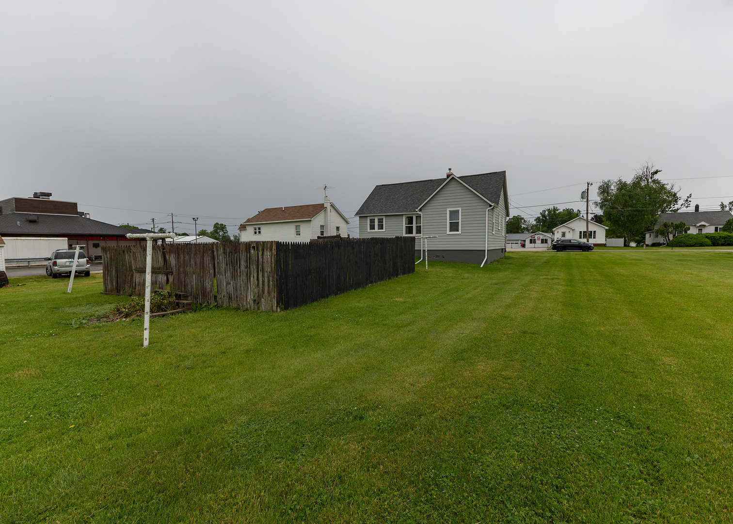 116 West Garfield Street Kewanee, IL 61443 - Photo 4 of 18 a front view of a house with a garden