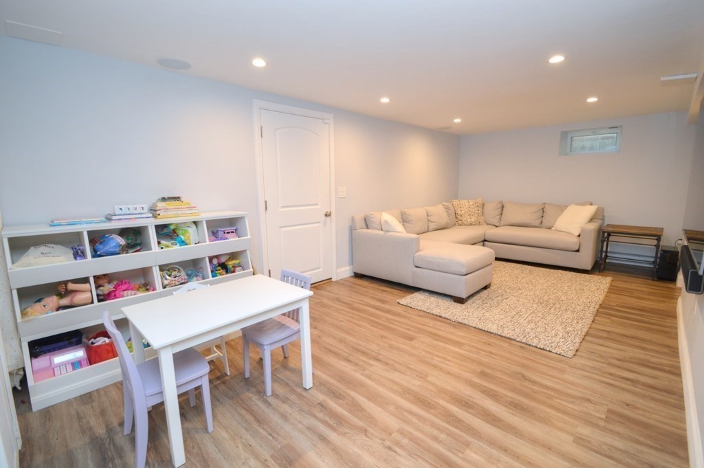 33 Fox Road Wakefield, MA 01880 - Photo 27 of 42 Gallery Image 27