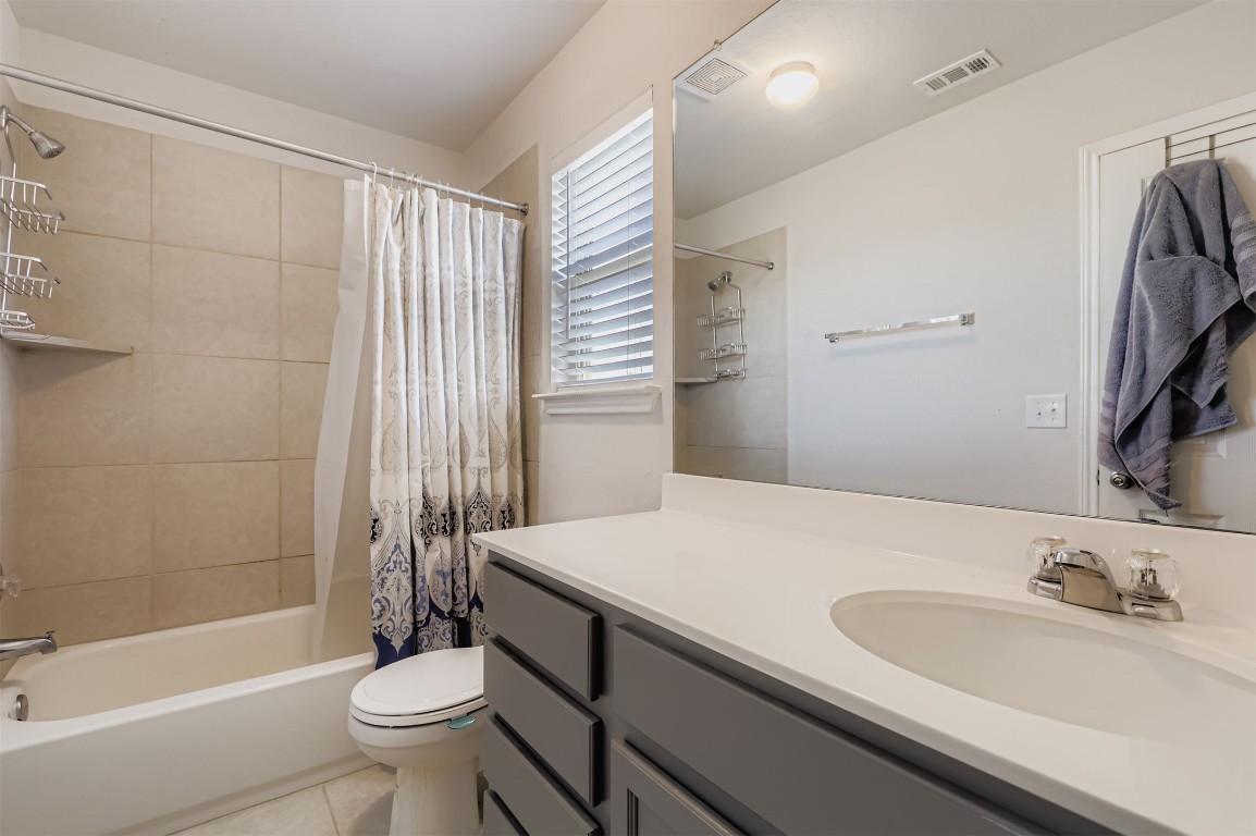 400 Somerville Street Leander, TX 78641 - Photo 8 of 11 a bathroom with a sink a toilet and a bathtub