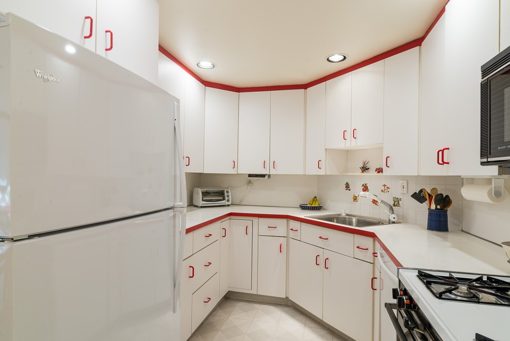 22 Chestnut Place, Unit 317 Brookline, MA 02445 - Photo 5 of 15