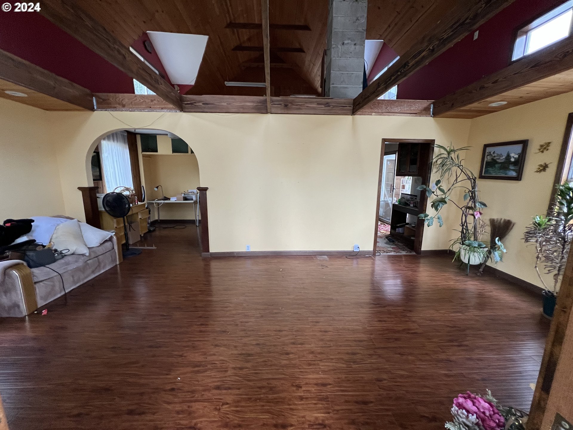 1351 Ryan-Allen Road Stevenson, WA 98648 - Photo 2 of 10 a view of a livingroom with wooden floor
