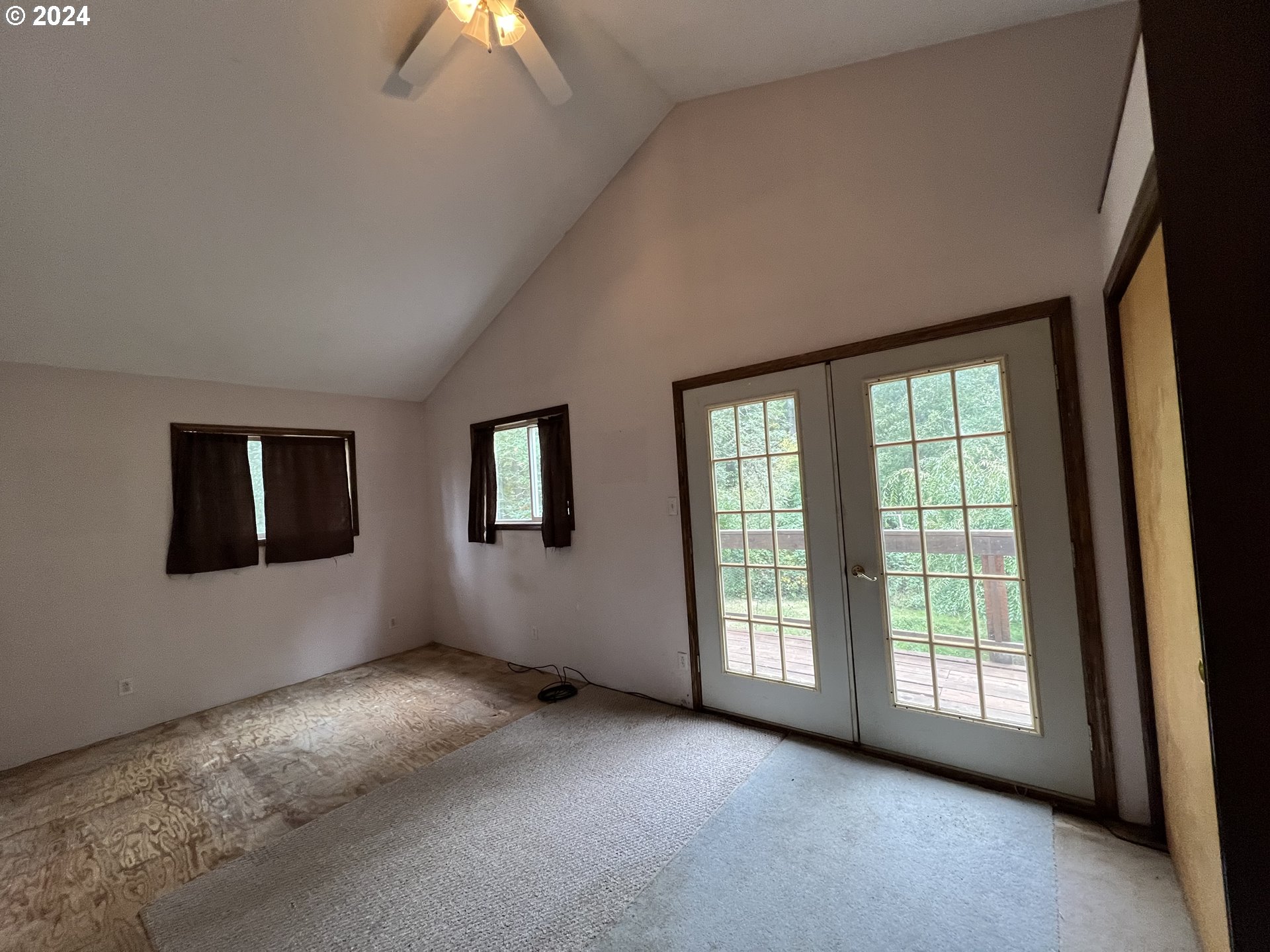 1351 Ryan-Allen Road Stevenson, WA 98648 - Photo 8 of 10 a view of a livingroom with a ceiling fan and window