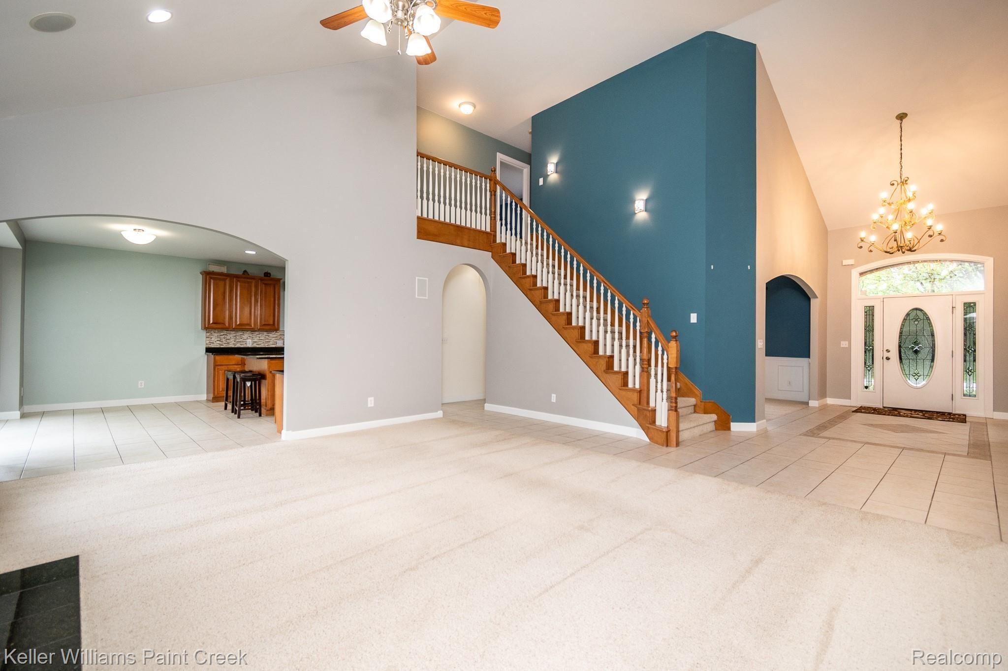 3307 Hazelton Avenue Rochester, MI 48307 - Photo 15 of 41 Large living room area with Cathedral ceilings