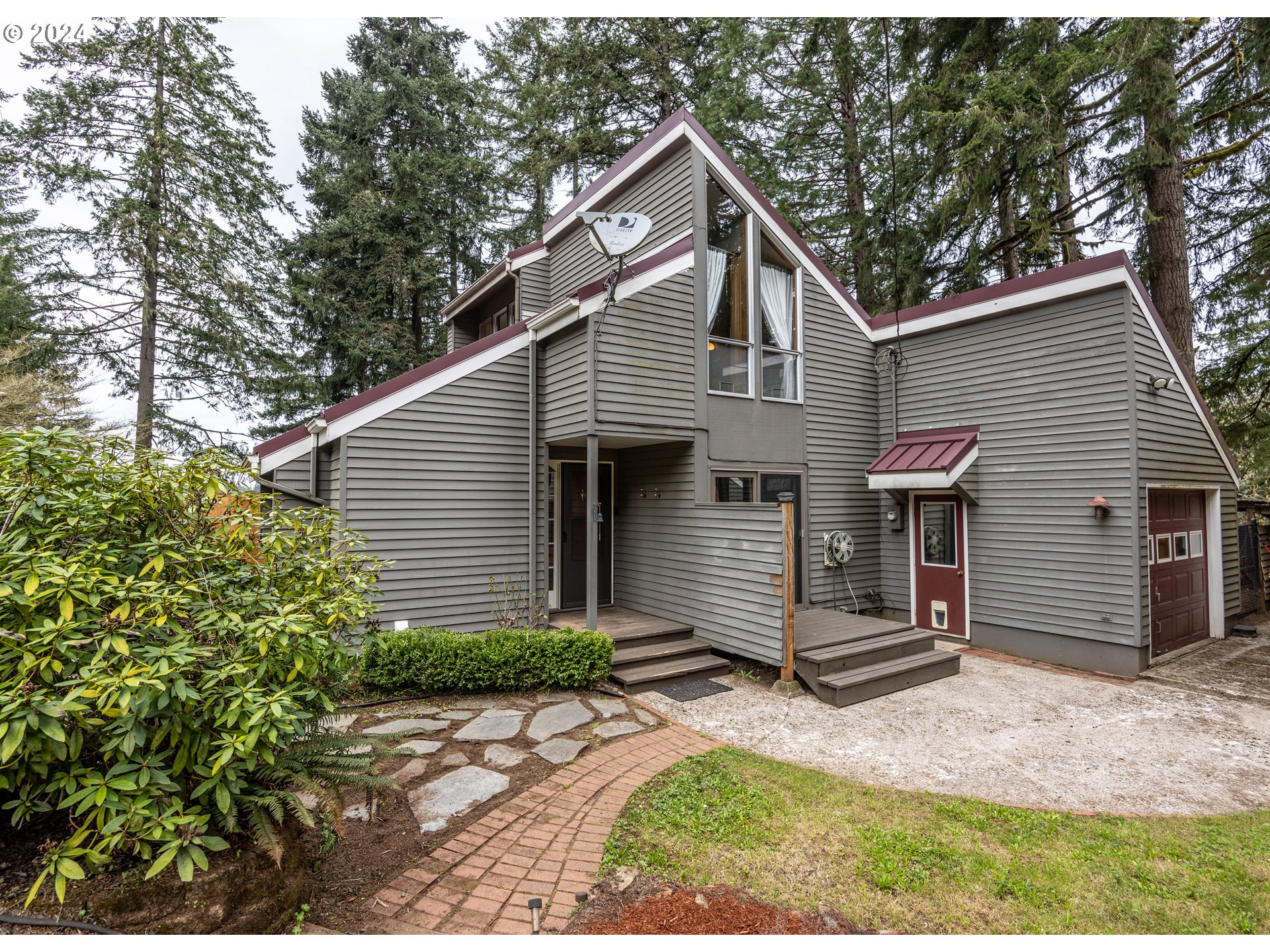 39281 Jasper Lowell Road Lowell, OR 97452 - Photo 2 of 37 a front view of a house with garden
