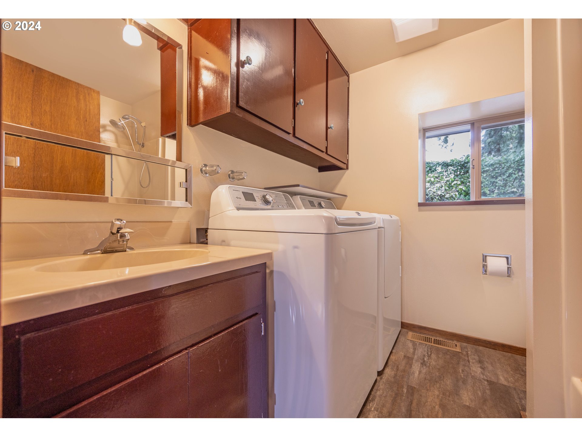 39281 Jasper Lowell Road Lowell, OR 97452 - Photo 22 of 37 a bathroom with a sink and a mirror