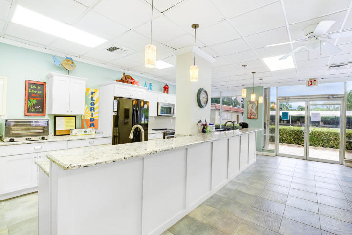 2121 North Ocean Boulevard, Unit 906E Boca Raton, FL 33431 - Photo 27 of 51 COMMUNITY KITCHEN