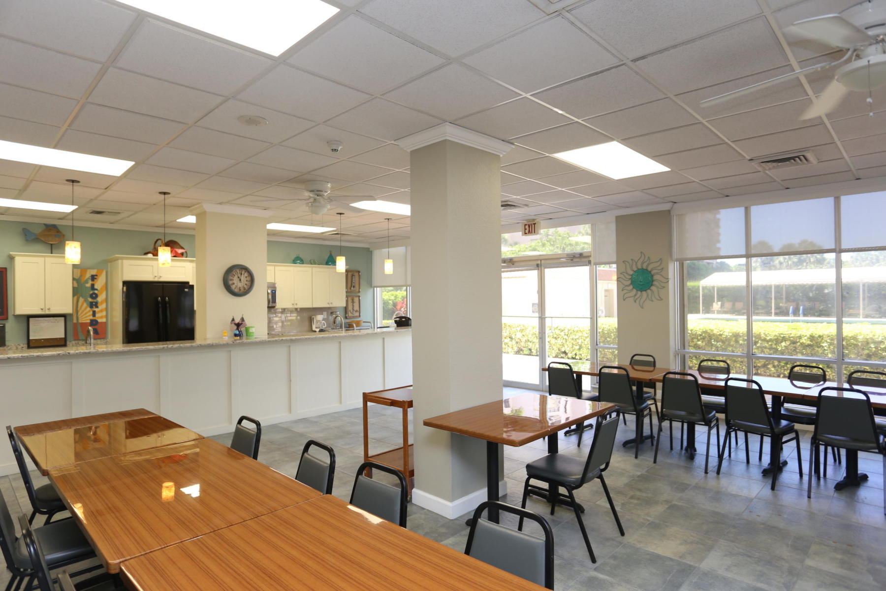 2121 North Ocean Boulevard, Unit 906E Boca Raton, FL 33431 - Photo 28 of 51 COMMUNITY KITCHEN
