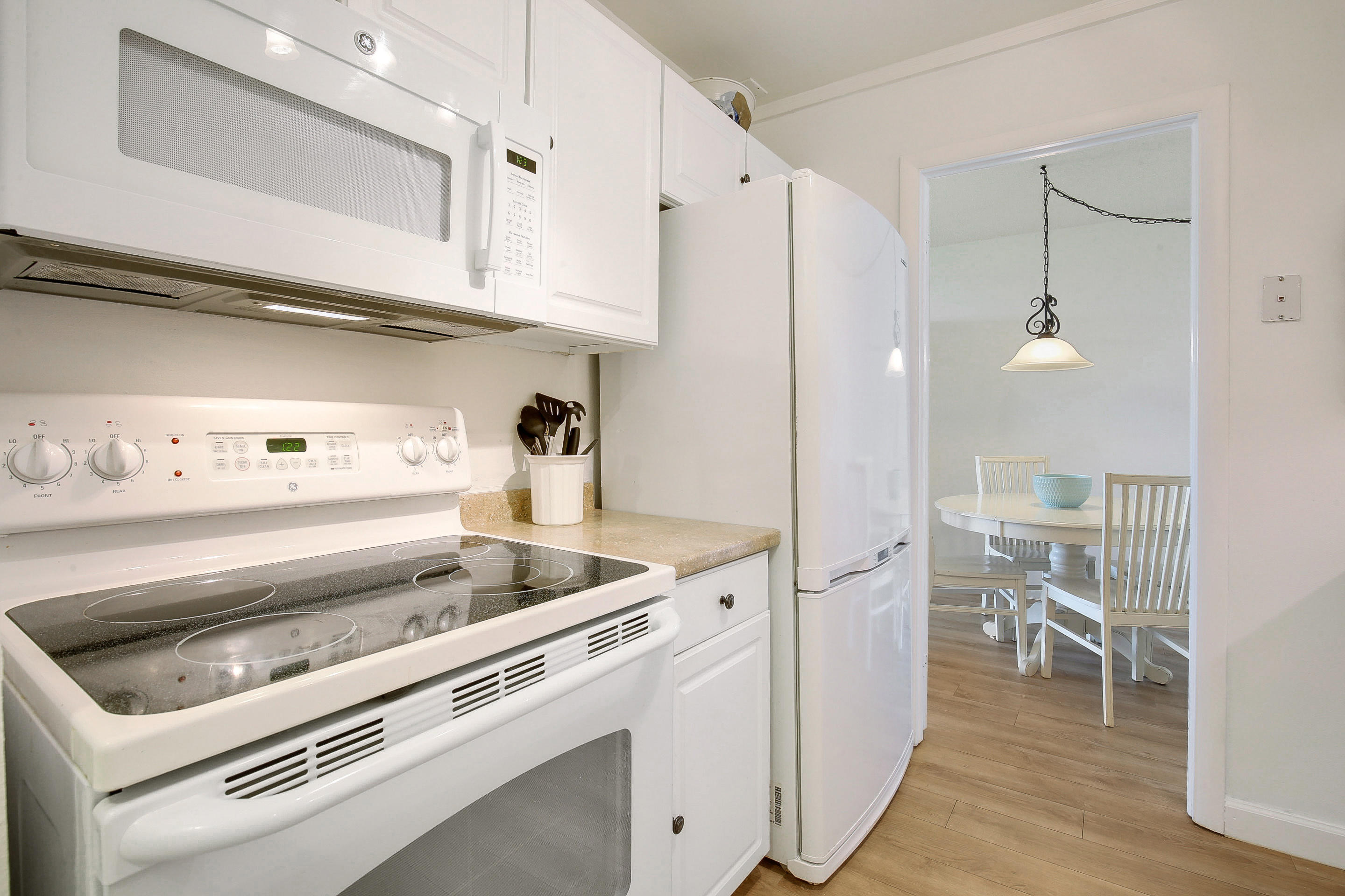 2121 North Ocean Boulevard, Unit 906E Boca Raton, FL 33431 - Photo 9 of 51 KITCHEN