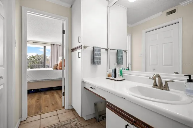 a en suite bathroom with a sink and a mirror