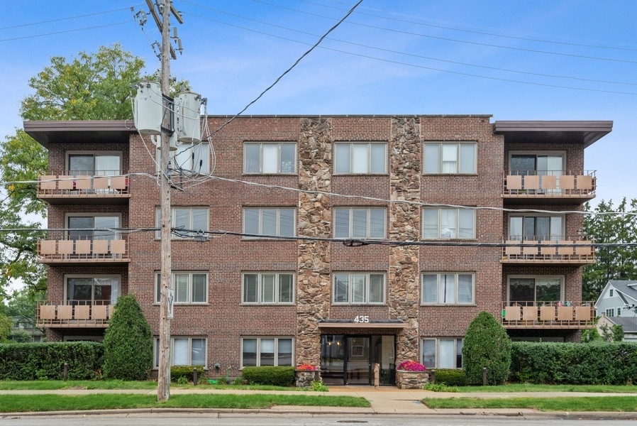 435 Ridge Road, Unit 305 Wilmette, IL 60091 - Photo 1 of 10 a front view of a residential apartment building with a yard