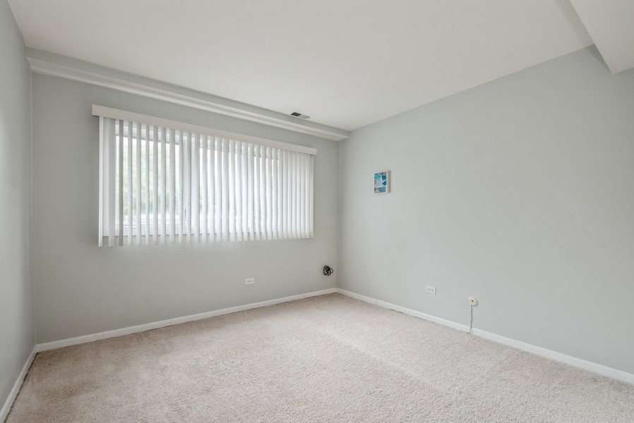 435 Ridge Road, Unit 305 Wilmette, IL 60091 - Photo 8 of 10 an empty room with windows
