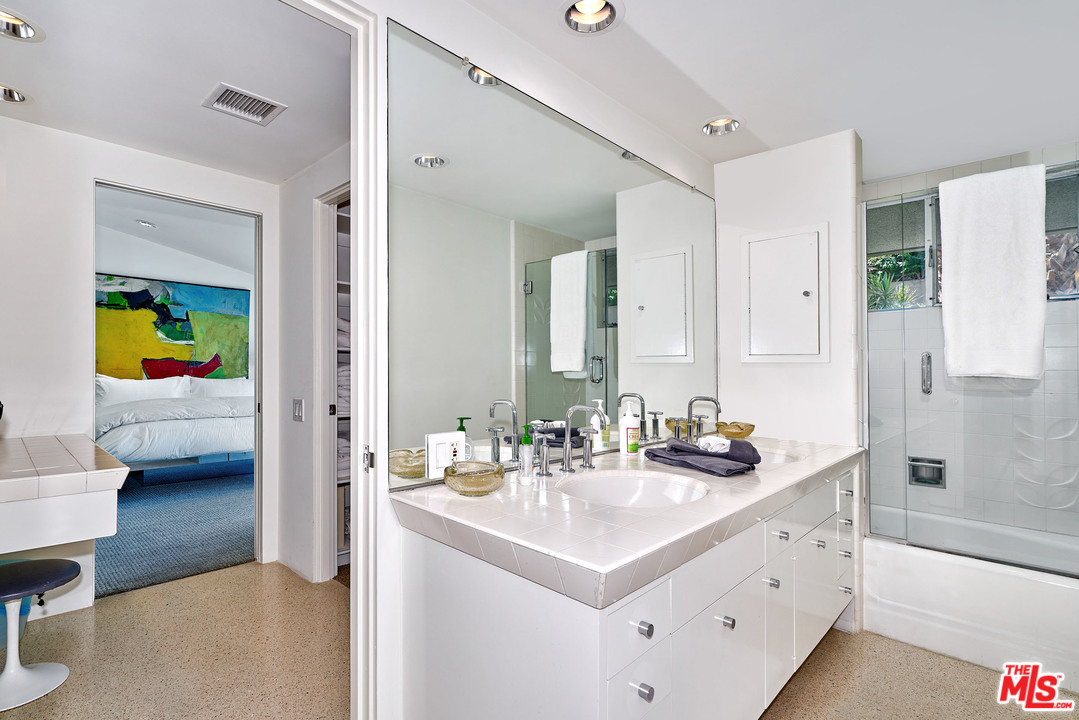 70411 Pecos Road Rancho Mirage, CA 92270 - Photo 16 of 40 a en suite bathroom with double vanity and a mirror