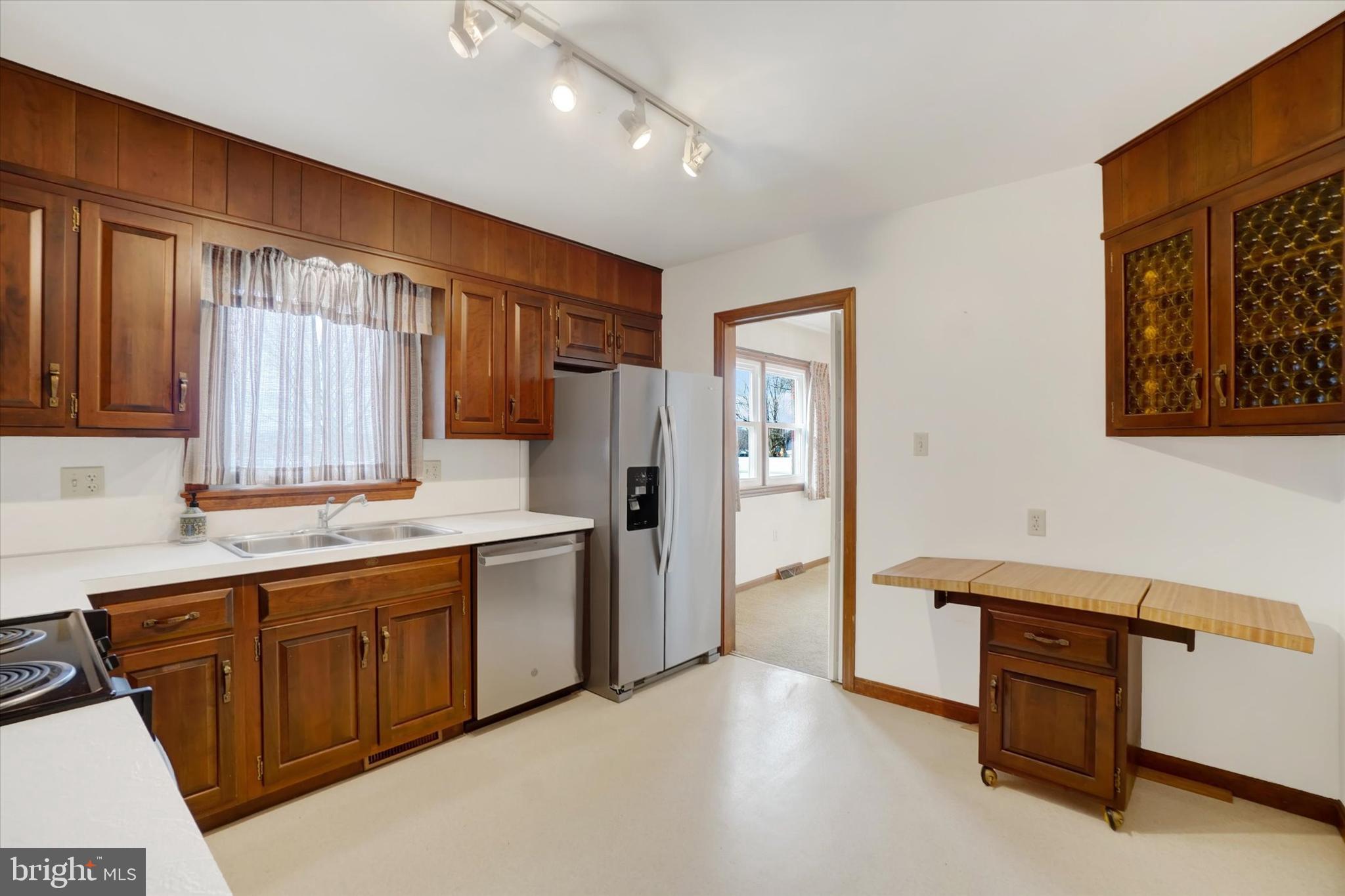 2236 Bob White Lane Lancaster, PA 17601 - Photo 10 of 42 Kitchen