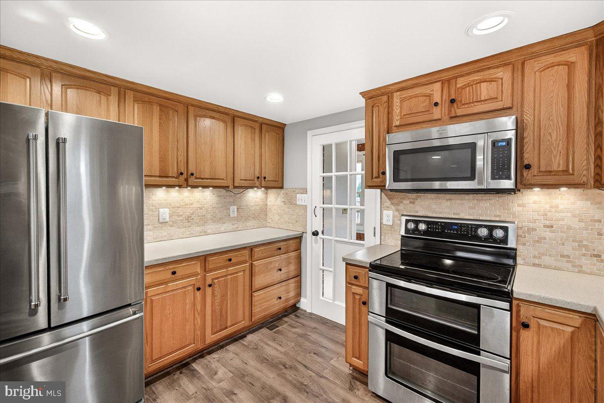 2702 Canada Hill Road Myersville, MD 21773 - Photo 11 of 57 Double oven